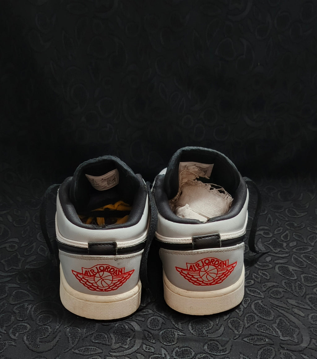 Air Jordan 1 Low “Light Smoke Grey/Black/Red”